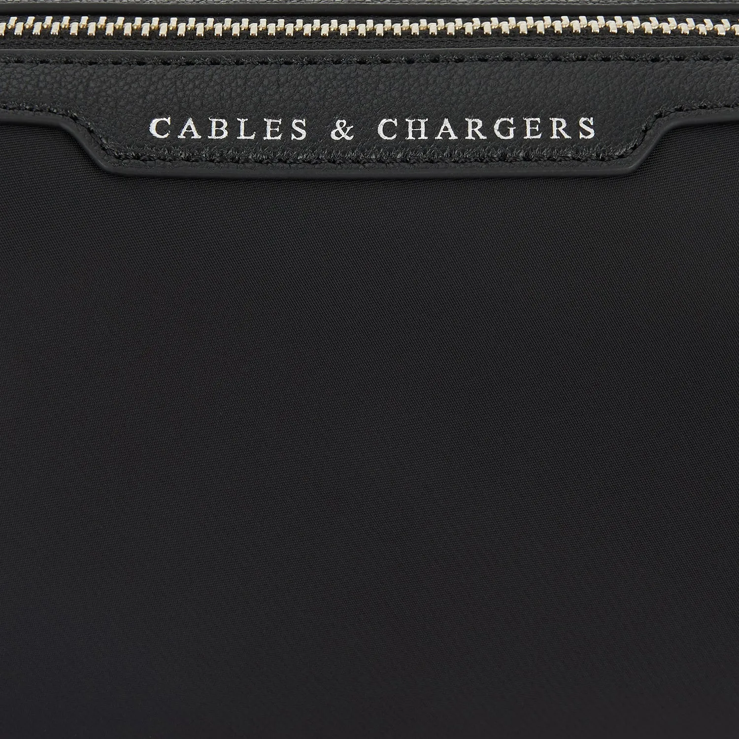 「Cables & Chargers」ポーチ